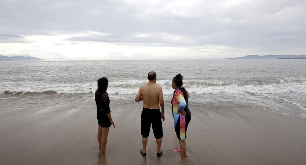 La costa del Pacífico de México se prepara para la llegada del huracán Lidia