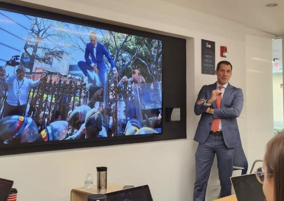 ¡Polémica en redes! Juan Guaidó imparte clases en EE.UU. y genera revuelo en redes sociales