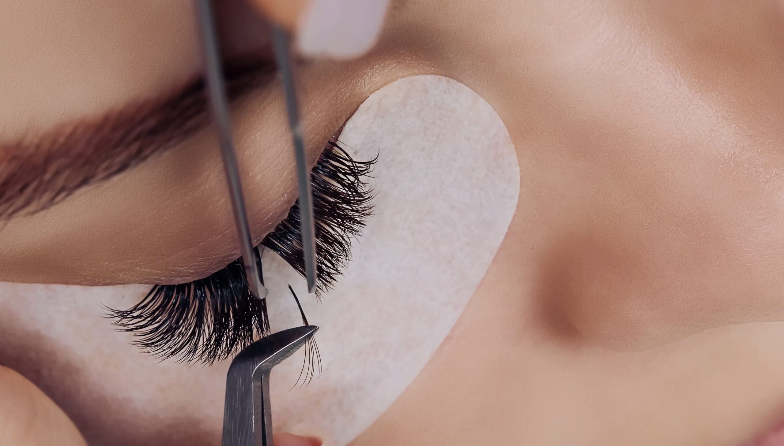 Así es como las extensiones de pestañas han dejado ciegas a muchas mujeres en EE.UU.