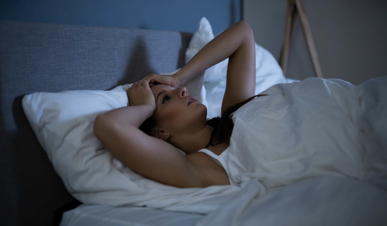 Estudio: Mujeres pueden sufrir problemas del corazón por dormir poco