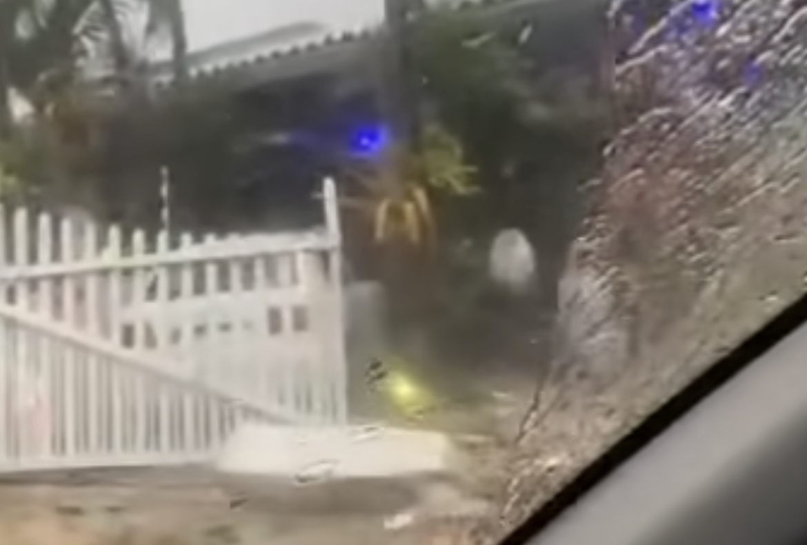 Un vehículo impactó contra una casa en Valencia por las fuertes lluvias (+ Video)