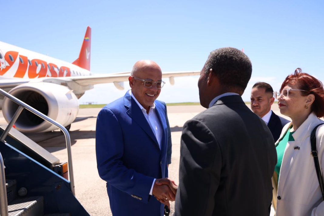 Arriba a Barbados delegación gubernamental para retomar diálogos de paz