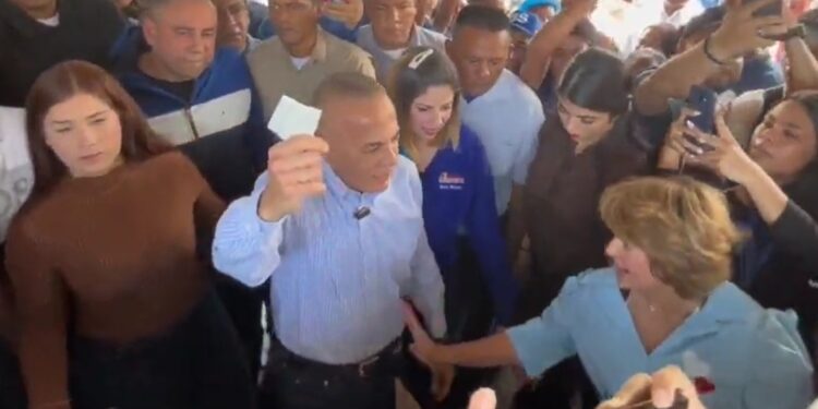Manuel Rosales ejerció su voto en el estado Zulia acompañado de miembros de UNT