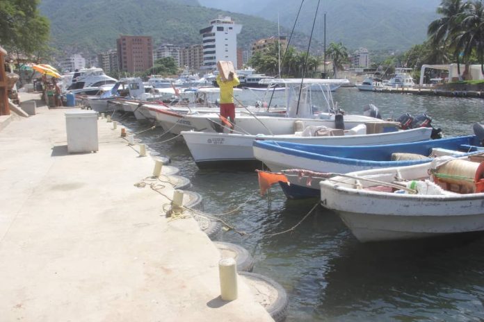 Pescadores construyen muelle en Marina de Caraballeda