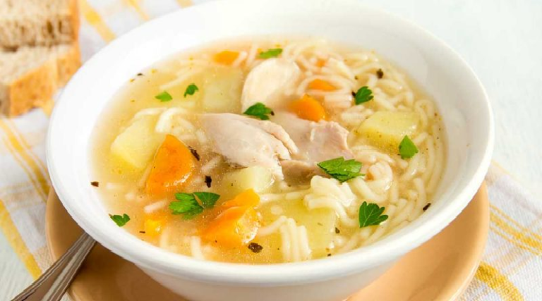 ¿Por qué la sopa de pollo ayuda a mejorar la salud?