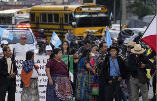 Paro, allanamientos y advertencia de golpe de Estado: el caos postelectoral no cesa en Guatemala