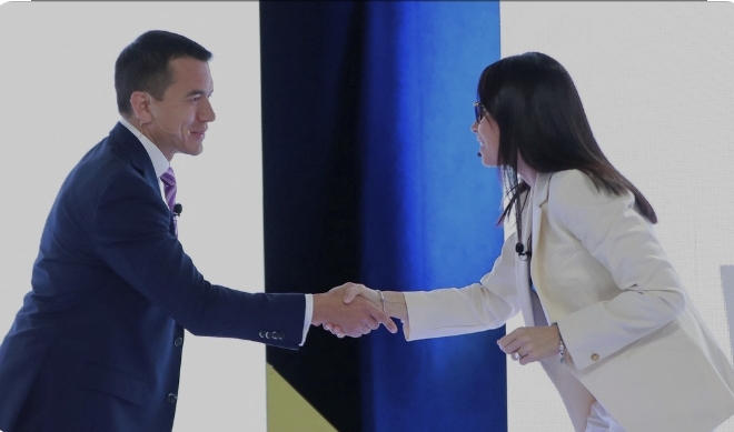 Luisa González ‘roba la cartera’ de Noboa y equipara las cargas de la campaña en Ecuador