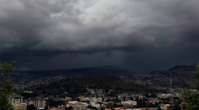 Prevén miércoles nublado y con lluvias en gran parte del país