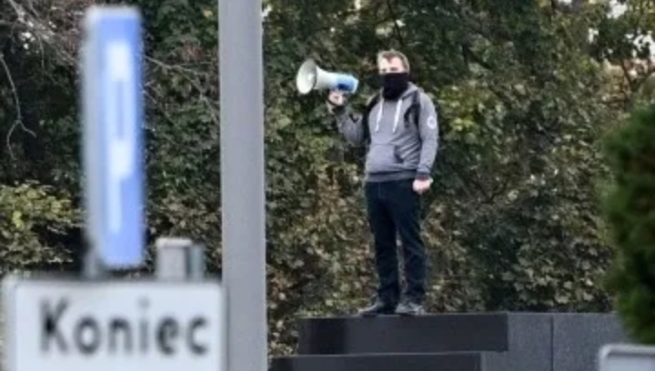 Hombre porta una supuesta bomba en el centro de Varsovia y amenaza con hacerse estallar