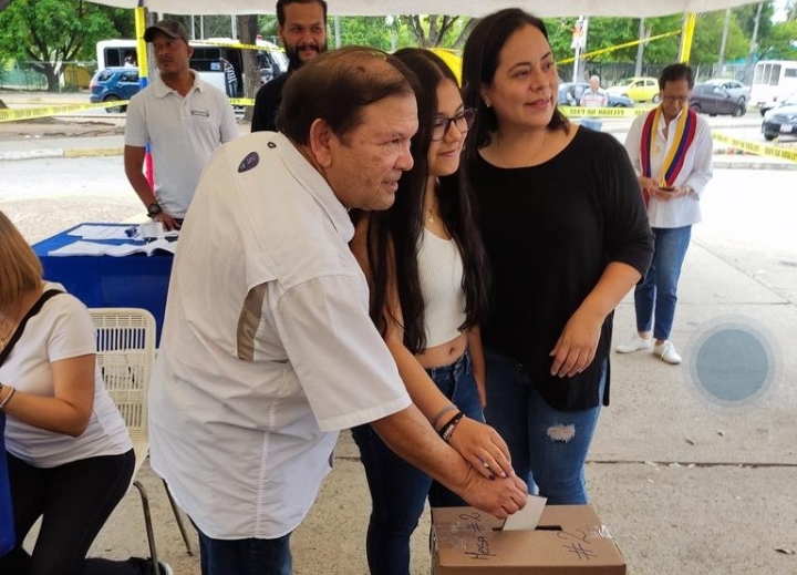 Andrés Velasquez votó en el estado Bolívar y llamó a respetar los resultados de la primaria