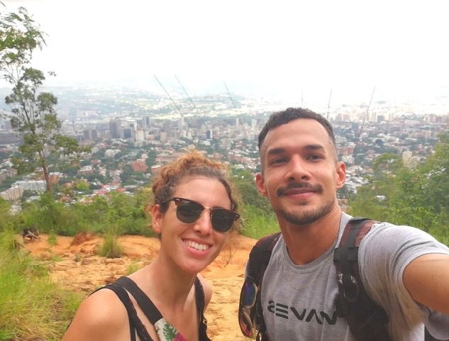 El guía turístico caraqueño Jonas recorre la ciudad con visitante de cualquier parte del mundo