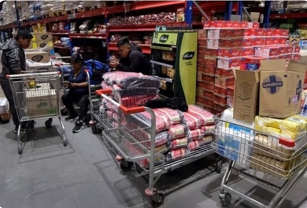 Chilenos aprovechan y cruzan a la Argentina para comprar alimentos y combustibles regalados
