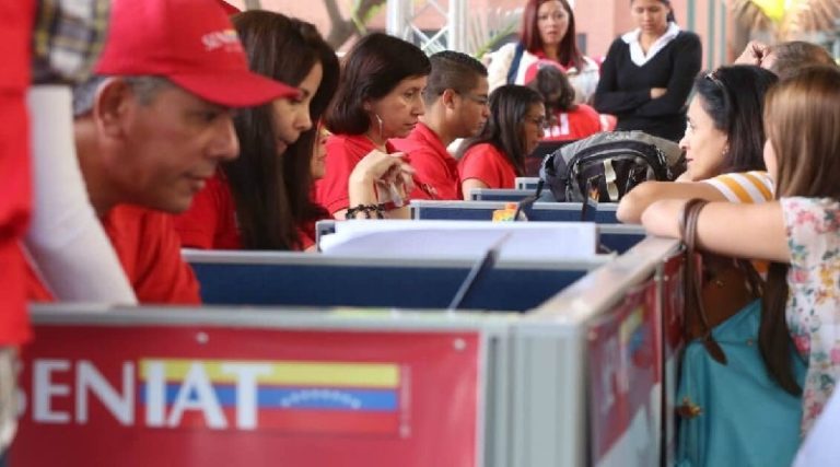 Trabajadores del Seniat verifican máquinas fiscales en Región Capital