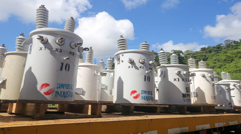 Instalan transformadores y luminarias en municipio Guajira del Zulia