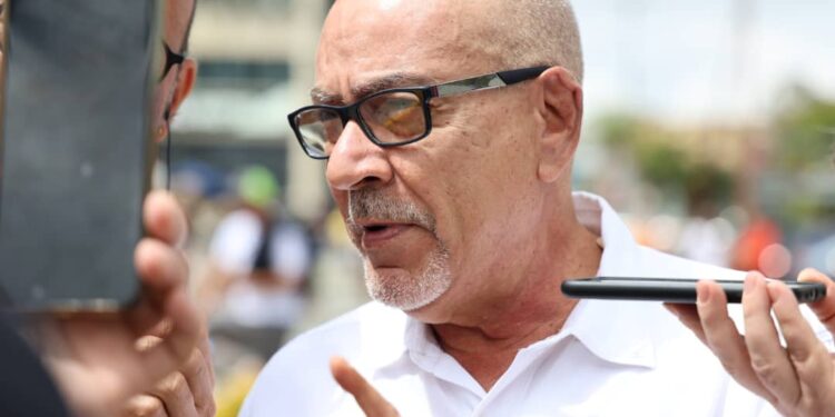 ¡Sin problemas! Andrés Caleca votó en San Antonio de Los Altos