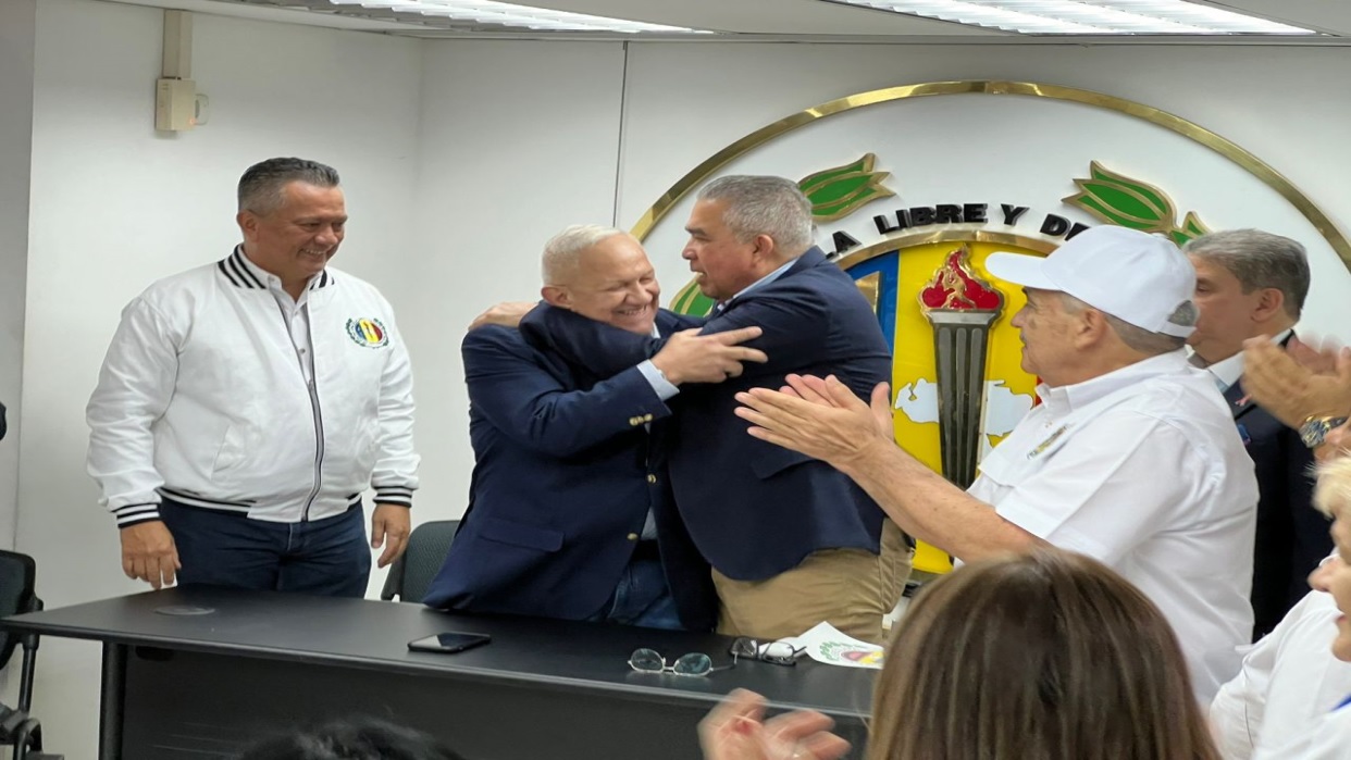 Bernabé Gutiérrez declinó su aspiración y AD da su apoyo formal a la candidatura presidencial de Luis Eduardo Martínez