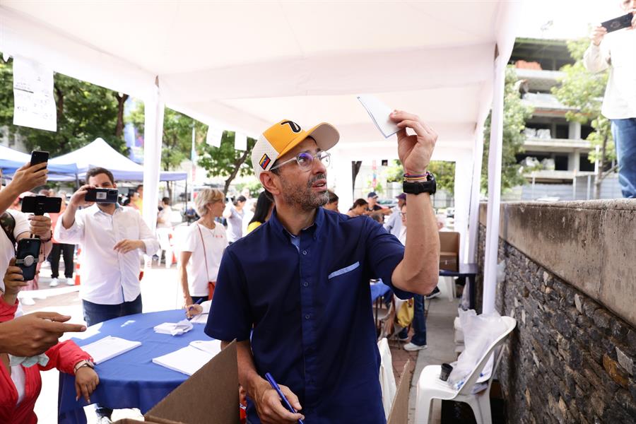 Henrique Capriles ejerció su derecho al voto con total normalidad este 22 de octubre