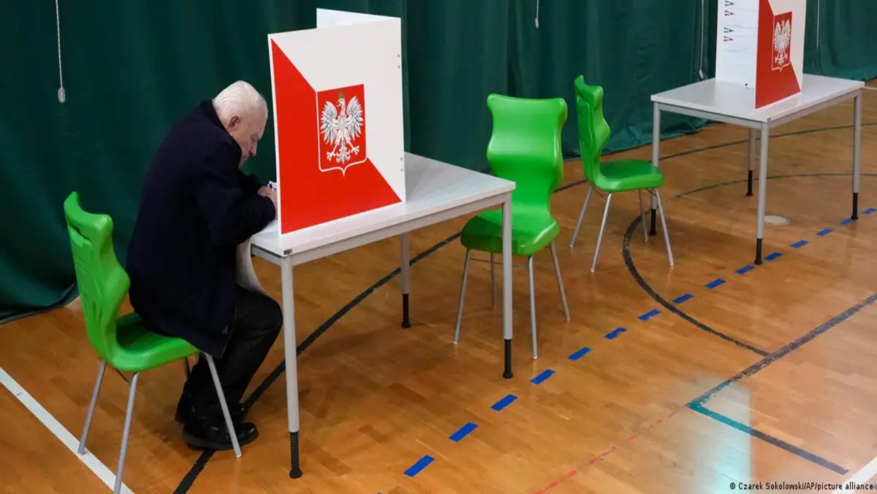 Polonia decide a través de un referéndum sobre política social y migratoria.