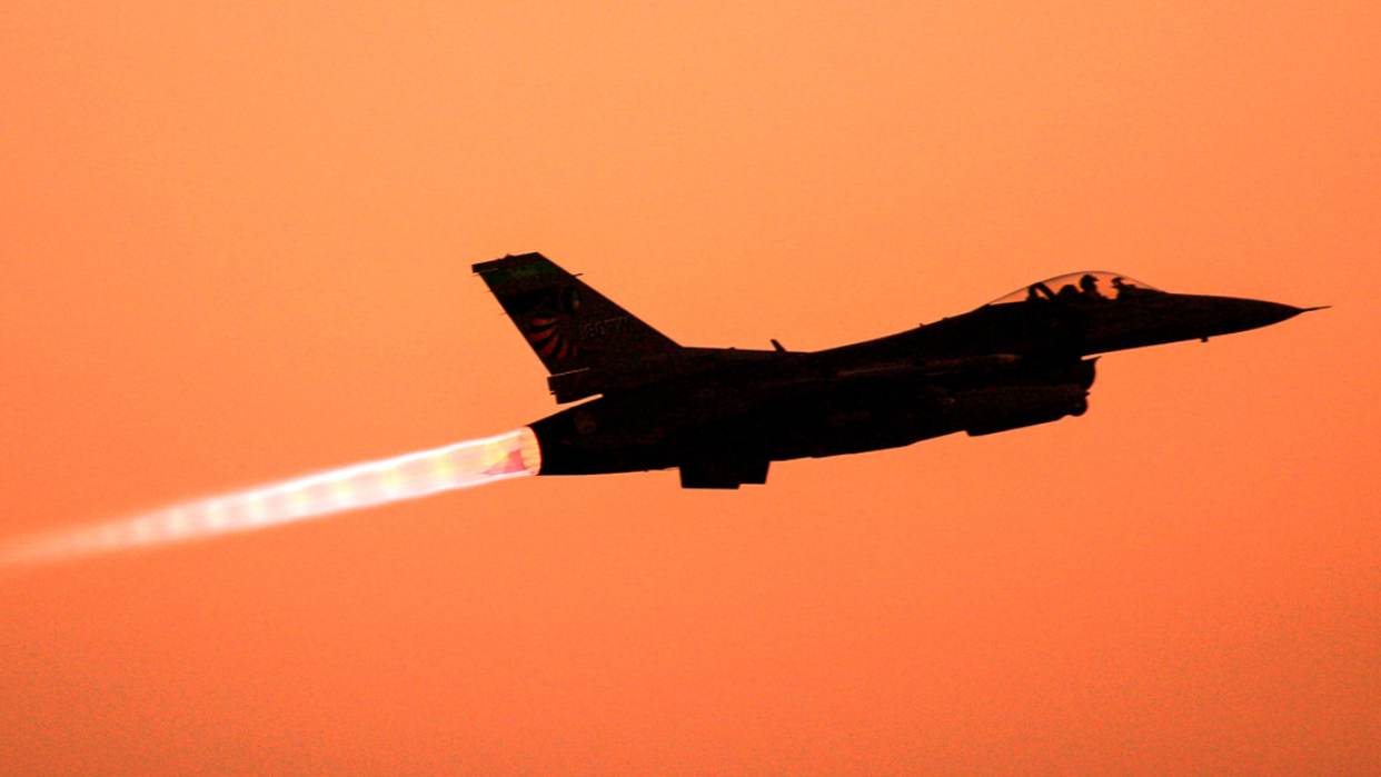 EE.UU. lanza ataques aéreos contra instalaciones en Siria vinculadas a Irán