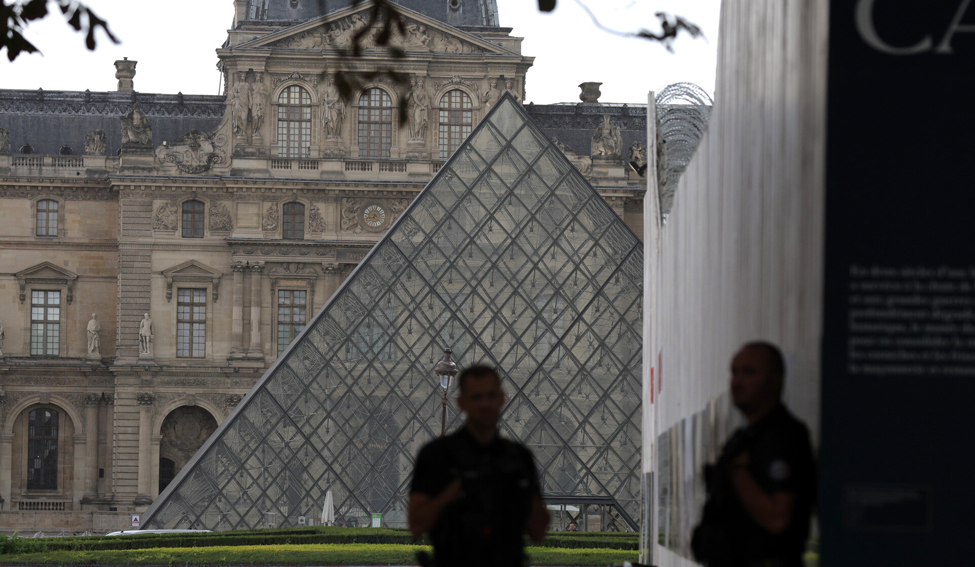 El Louvre y el palacio de Versalles reabren en jornada de homenaje al docente asesinado