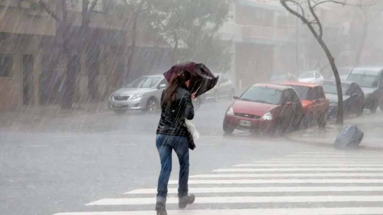 Fuertes lluvias con ráfagas de viento se registraron en Caracas este miércoles