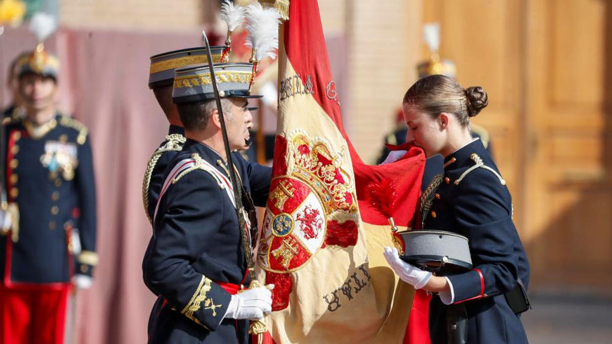 La princesa Leonor besa la bandera tras su jura en presencia de los reyes