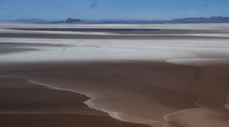 Sequía convierte en desierto al segundo lago más grande de Bolivia
