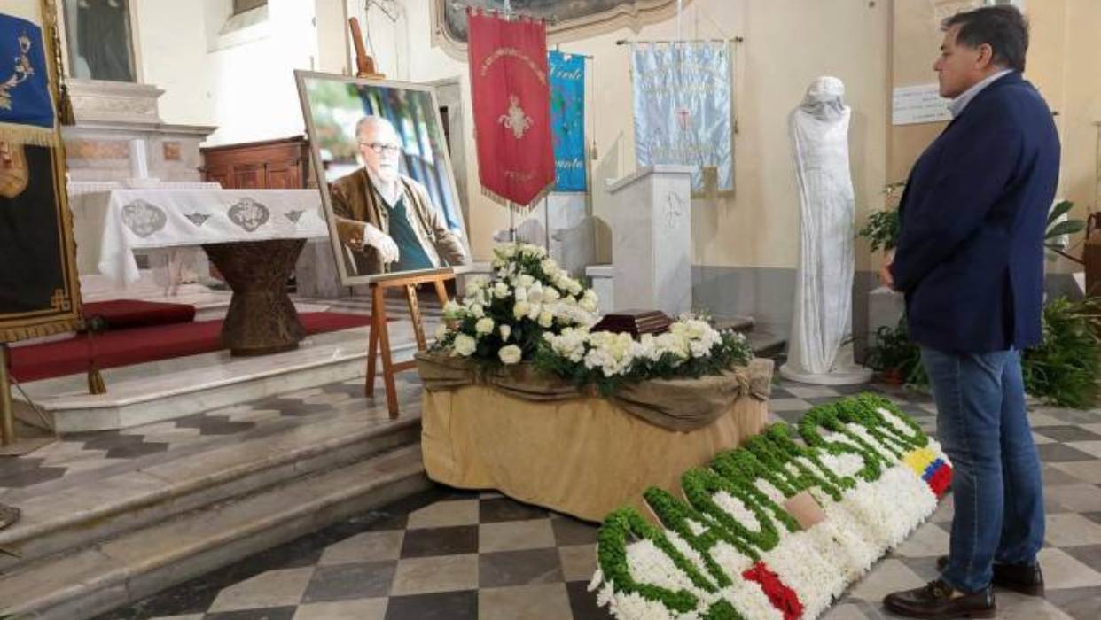 Las cenizas de Fernando Botero llegan a su pueblo italiano, Pietrasanta, para su despedida