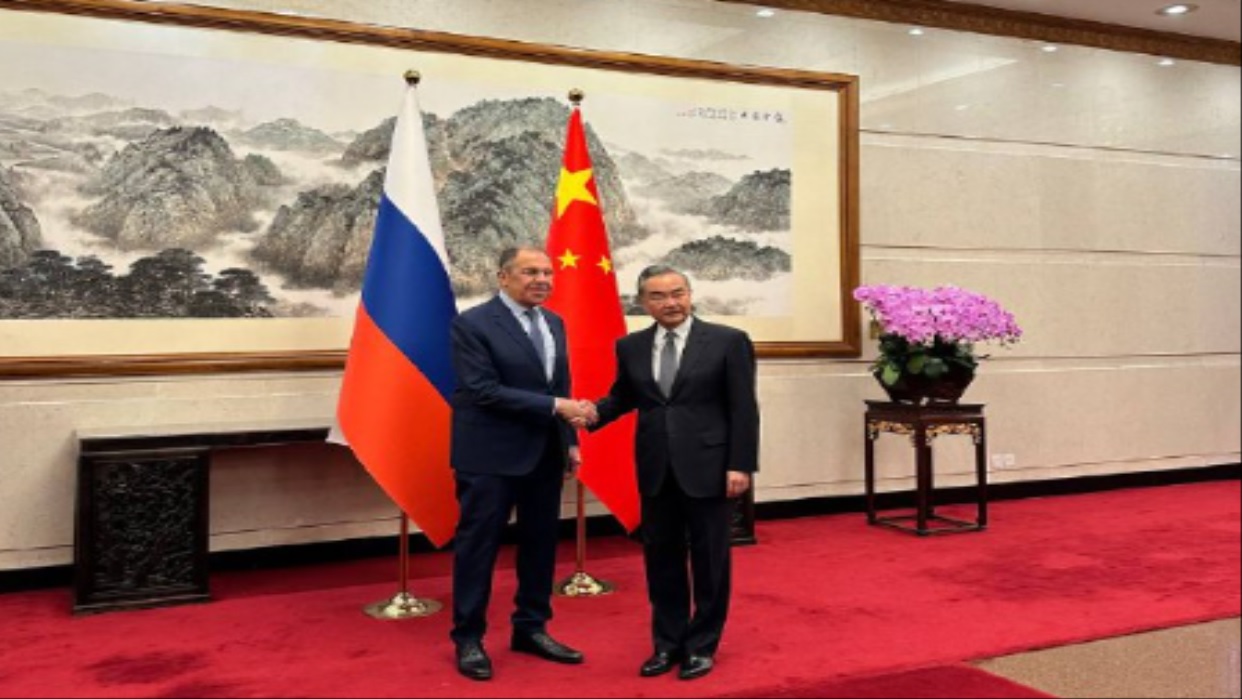 Lavrov se reúne con Wang Yi en Pekín para intercambiar opiniones sobre asuntos bilaterales