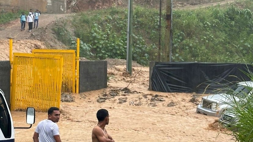 Fuertes lluvias causan inundaciones en la ciudad de Caracas