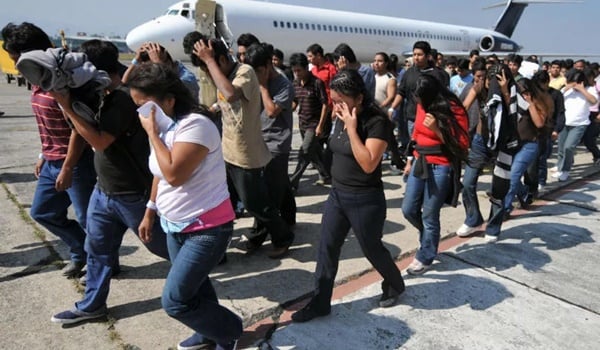 Gobierno de Biden empezará a deportar migrantes venezolanos a su país, lo que marca un cambio de política