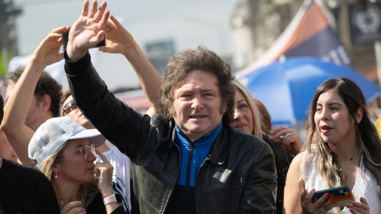 Milei, el ultraderechista que allana su ruta a las elecciones con una escandalosa campaña