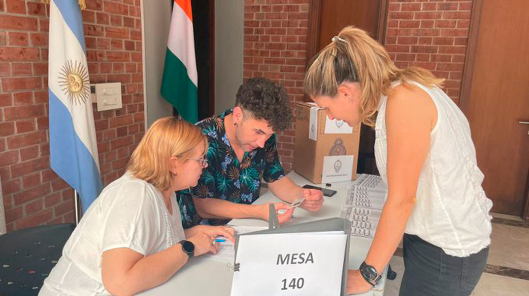 Miles de argentinos ya votan en el exterior en los consulados habilitados