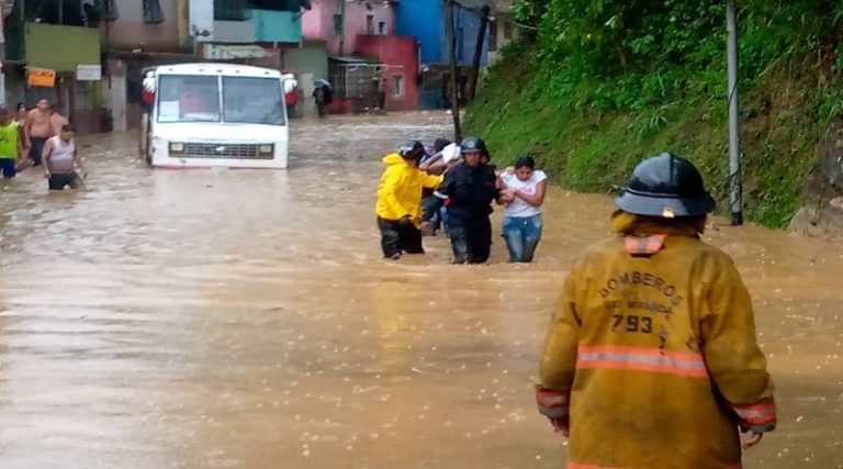 Atienden contingencias por lluvias en Miranda
