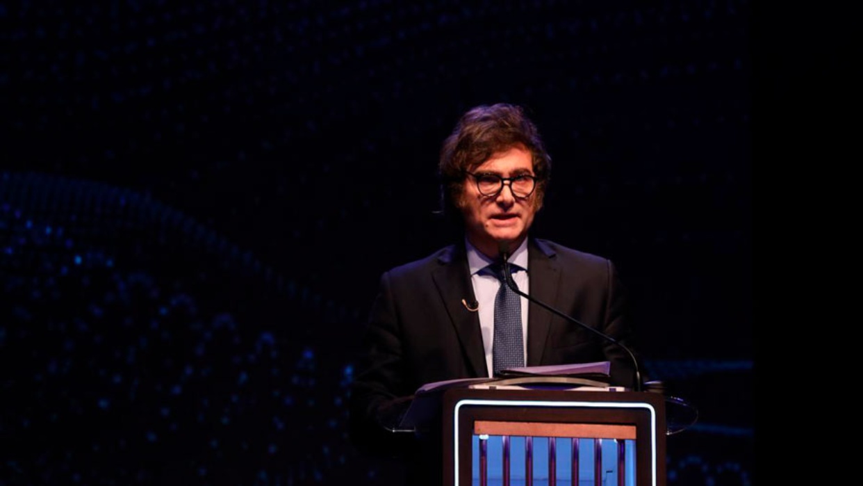 Negacionismo, perdón al papa y lluvia de memes: Milei monopoliza el controvertido debate en Argentina