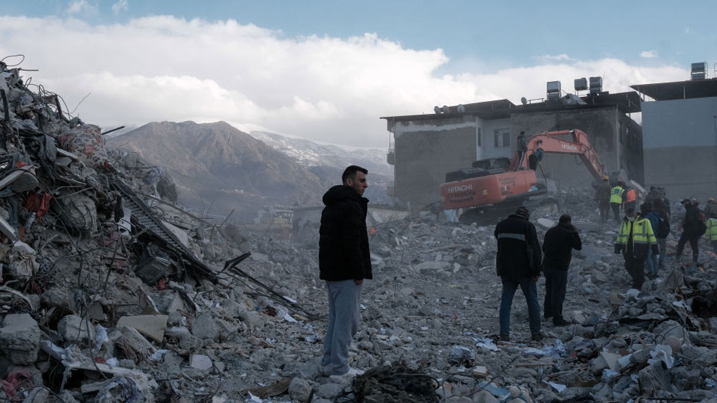 Suben a más de 2.000 los muertos tras terremotos en Afganistán