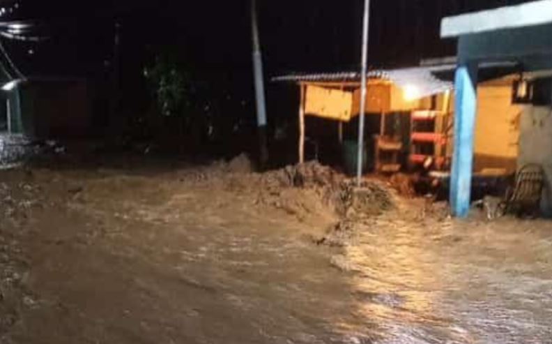 Lluvias torrenciales atemorizan a población de Las Tejerías (+ Video)