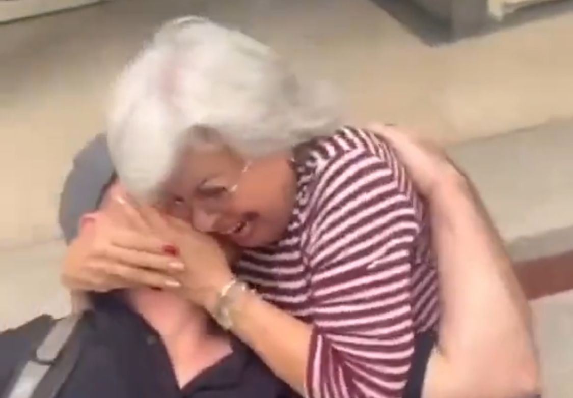 ¡Sentimientos a flor de piel! Una señora pensó que la iban a robar, pero fue su hijo para darle una sorpresa (+ Video)