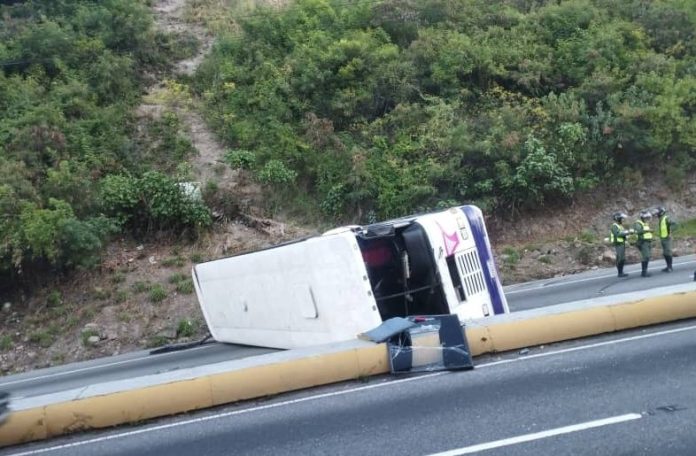 Autobús se volcó en la autopista Caracas – La Guaira: provocó fuerte congestión vehicular