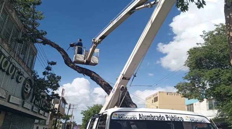 Cuadrillas ejecutan mantenimiento al sistema eléctrico en Maturín