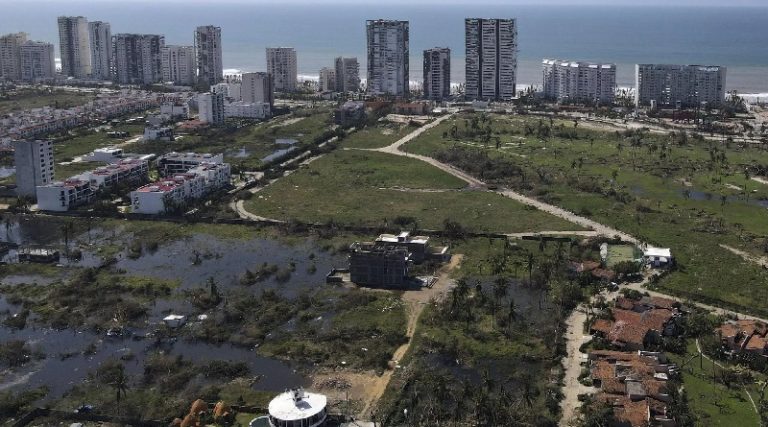 Restablecen servicio eléctrico en Acapulco tras el paso del huracán Otis