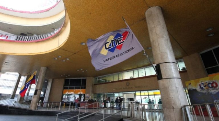 Trabajadores de la Contraloría General entregaron planilla de adhesión ante el CNE