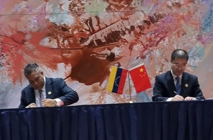 China y Venezuela firman acuerdo en materia tecnológica
