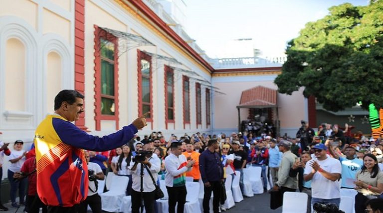 Presidente Maduro recibe en Miraflores Gran Marcha por el Día del Estudiante