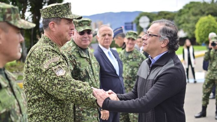 Petro decreta la gratuidad de la educación superior militar en Colombia