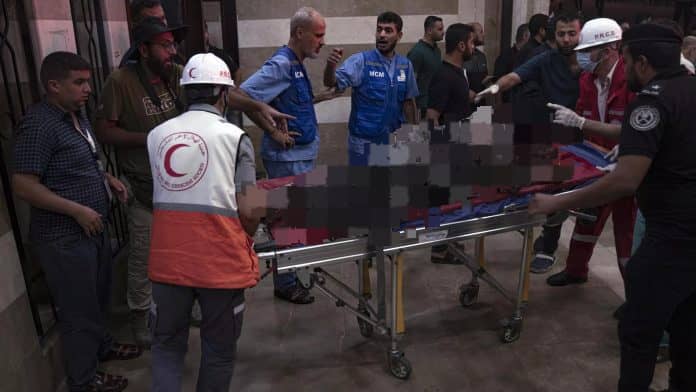 Israel bombardeó una escuela-refugio y mató a 25 personas