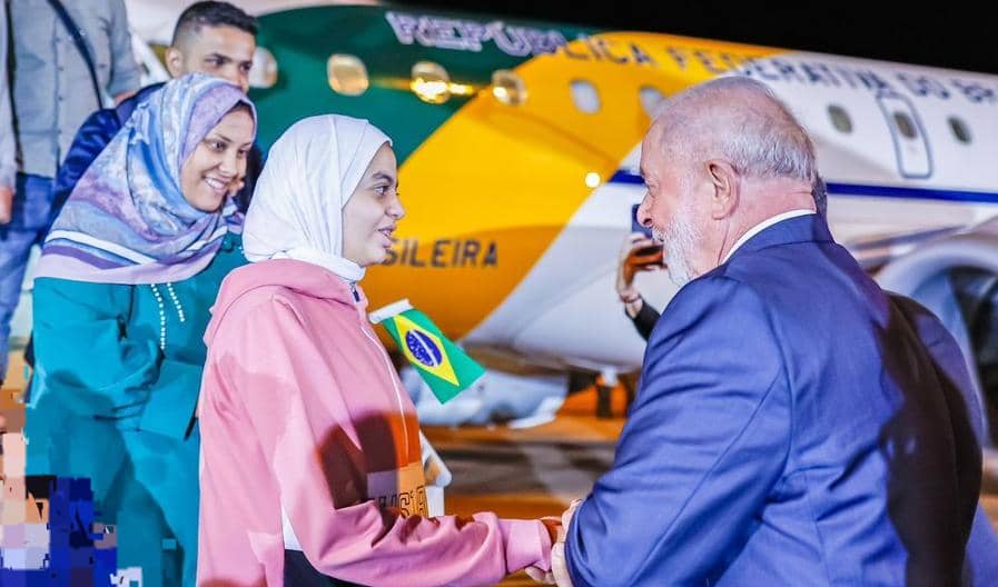 Lula recibe a brasileños evacuados desde Gaza