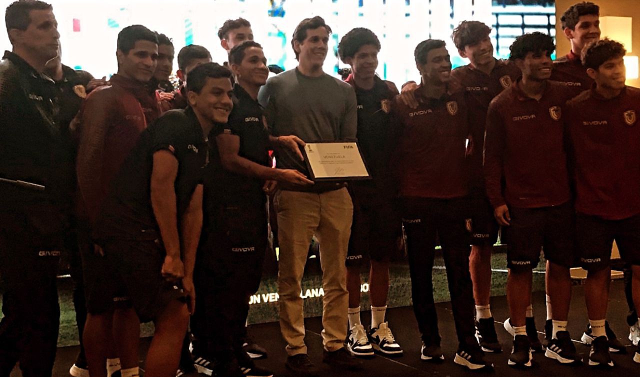Merecido recibimiento por parte de la FVF a la Vinotinto sub 17 luego de participan en el Mundial (+ Video)