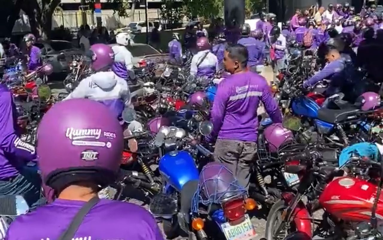 Motorizados de la empresa Yummy Rides protestaron en Caracas por mejoras en el tarifario