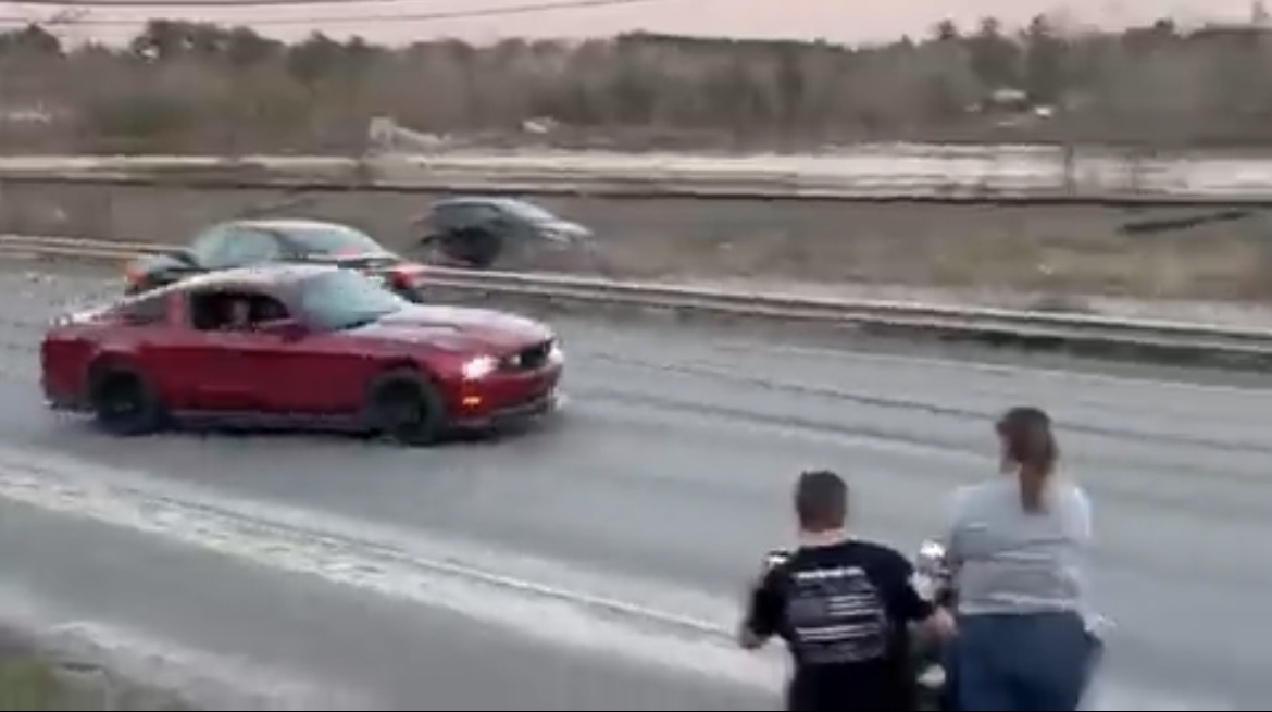 Un conductor de un Mustang conduce de manera imprudente, enfrentando las consecuencias rápidamente (+ Video)